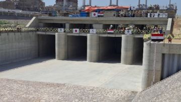 وزير الري ومحافظ أسيوط يتابعان العمل بمشروع قناطر ديروط الجديدة صور