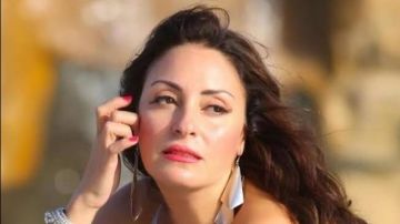 بالشورت.. نيرمين الفقي تثير الجدل بإطلالتها على البحر