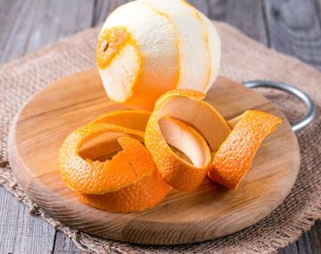 تفتح البشرة وتزيل اسمرار الأسنان.. لن تتخيل فوائد قشر البرتقال التجميلية