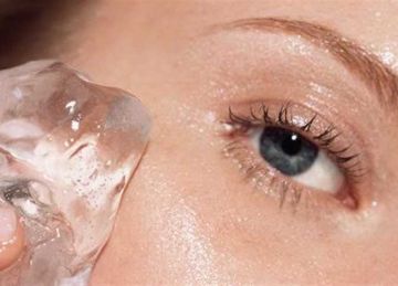 لعلاج الإلتهاب والبهتان .. كم من الوقت يجب أن تضعي الثلج على وجهك؟ لعلاج الإلتهاب والبهتان .. كم من الوقت يجب أن تضعي الثلج على وجهك؟