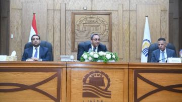 محافظ قنا يبحث مع قيادات التضامن الاجتماعي سبل دعم الأسر الأولى بالرعاية صور