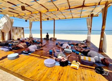 بالمجان في أماكن خاصة هادئة.. اليوجا نشاط يومي يجذب السائحات في فنادق الغردقة