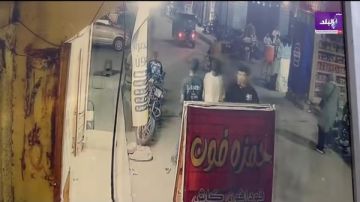 بيـ ـضربوا الناس بالقلم ويجروا.. للمرة الثانية شابان يعـ ـتديان على المواطنين فى شوارع عين شمس (فيديو)