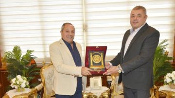 لمسة وفاء .. محافظ بورسعيد يكرم السكرتير العام المساعد ويهنئه بمنصبه الجديد لمسة وفاء .. محافظ بورسعيد يكرم السكرتير العام المساعد ويهنئه بمنصبه الجديد