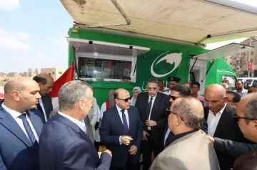 محافظ كفر الشيخ يتفقد سيارة الخدمات البريدية المتنقلة بعاصمة المحافظة.. صور