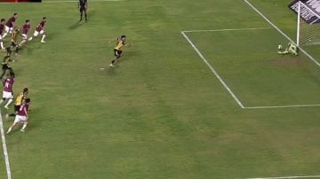 محمد بسام حارس سيراميكا كليوباترا يتصدى لركلة جزاء ضد المقاولون العرب بالدوري محمد بسام حارس سيراميكا كليوباترا يتصدى لركلة جزاء ضد المقاولون العرب بالدوري