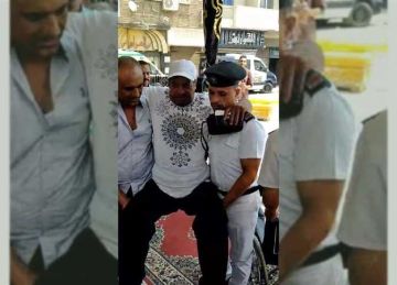 مواطنان يحملان شخصا من ذوي الهمم للتصويت في انتخابات مجلس الشيوخ بالغربية (صور)