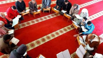 هل الاجتماع في ذكرى الوفاة سنويا لقراءة القرآن بدعة؟.. الإفتاء تجيب