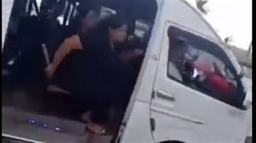 فيديو إيقاف سيارة ميكروباص بالقوة وإنزال سيدات يثير الجدل.. ما القصة؟ فيديو إيقاف سيارة ميكروباص بالقوة وإنزال سيدات يثير الجدل.. ما القصة؟