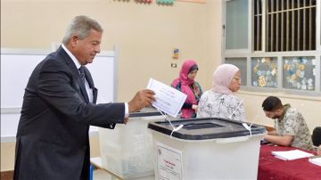 رئيس الأعلى للإعلام يدلي بصوته في انتخابات الشيوخ.. ويؤكد: المشاركة واجب وطني وحق دستوري رئيس الأعلى للإعلام يدلي بصوته في انتخابات الشيوخ.. ويؤكد: المشاركة واجب وطني وحق دستوري