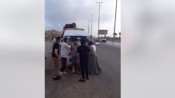 مطاردة في الشارع.. أهالي يحاصرون ميكروباص بتهمة النصب باسم الهجرة غير الشرعية مطاردة في الشارع.. أهالي يحاصرون ميكروباص بتهمة النصب باسم الهجرة غير الشرعية