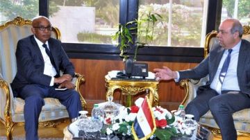 وزير الطيران يبحث مع وفد بوينج العالمية توسيع التعاون وتحديث أسطول الناقل الوطني وزير الطيران يبحث مع وفد بوينج العالمية توسيع التعاون وتحديث أسطول الناقل الوطني