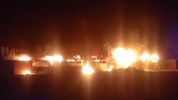 تحول لكتلة لهب.. حريق هائل يلتهم مصنع أحذية في المرج