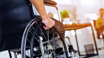 مساعدات شهرية والجمع بين معاشين.. مزايا لذوي الإعاقة طبقا للقانون