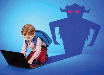  بأمان .. مبادرات وطنية لتوعية الأهالي بمخاطر استخدام الأطفال للإنترنت
