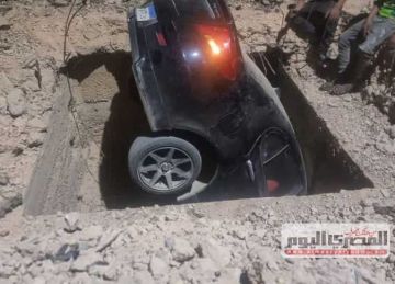 سقوط سيارة داخل غرفة صرف صحي بطريق الحي الإيطالي في حدائق أكتوبر