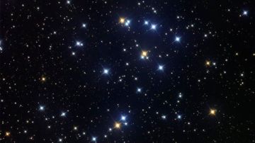 مشهد لن تراه إلا فجر الإثنين.. خلية النحل في السماء ماذا سيحدث؟