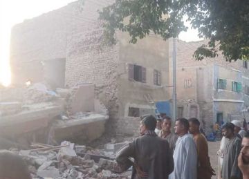 مصرع شخصين بينهما طفل وإصابة 3 آخرين إثر انهيار منزل بأسيوط مصرع شخصين بينهما طفل وإصابة 3 آخرين إثر انهيار منزل بأسيوط