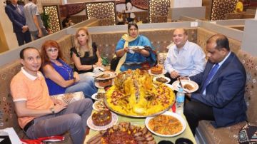 ملوخية وعكاوي ومندي.. سفيرة بنجلاديش بالقاهرة تتذوق المطبخ المصري