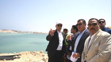 وزير الإسكان ومحافظ مطروح يتفقدان مشروع إحلال وتجديد كوبري روميل