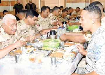 وزير الدفاع يستعرض مع رجال المنطقة الشمالية العسكرية التحديات الدولية