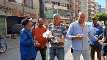 الشرقية توفر مياه باردة وعصائر لعمال النظافة لمواجهة إرتفاع درجات الحرارة صور