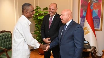 مثال الشجاعة والتفاني.. كامل الوزير وجبران يكرمان عامل المزلقان مثال الشجاعة والتفاني.. كامل الوزير وجبران يكرمان عامل المزلقان