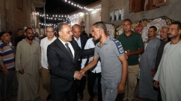 محافظ الشرقية يؤدي واجب العزاء في وفاة عامل نظافة توفي خلال عمله محافظ الشرقية يؤدي واجب العزاء في وفاة عامل نظافة توفي خلال عمله