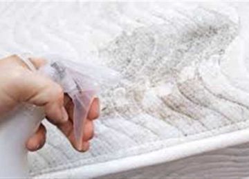 تزيل بقع العرق وترجعها جديدة.. خلطة سحرية لـ تنظف المراتب (طريقة الاستخدام)