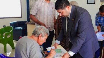 رئيس لجنة يجسد الإنسانية في يوم انتخابي حافل بالغردقة.. ساعد مسنا قعيدا على الإدلاء بصوته