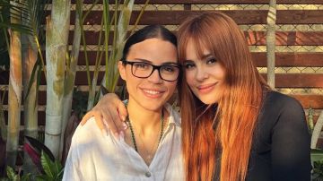 صور تكشف عن علاقة دافئة بين كارول سماحة وابنة زوجها الراحل