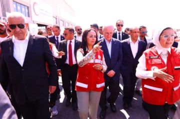 وزيرا التضامن الاجتماعي والخارجية يصطحبان رئيس الوزراء الفلسطيني في زيارة للمركز اللوجستي للهلال الأحمر المصري بالعريش وزيرا التضامن الاجتماعي والخارجية يصطحبان رئيس الوزراء الفلسطيني في زيارة للمركز اللوجستي للهلال الأحمر المصري بالعريش