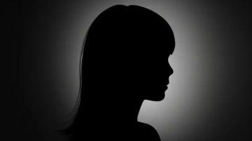 هل تعليق صورة فتاة غير محجبة توفيت يعتبر سيئة جارية لها؟.. الإفتاء تجيب