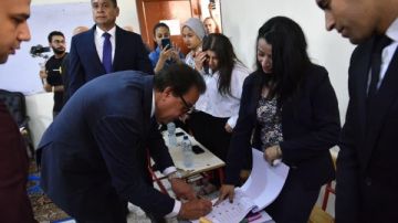 وزير الصحة يدلي بصوته في انتخابات الشيوخ 2025 وزير الصحة يدلي بصوته في انتخابات الشيوخ 2025