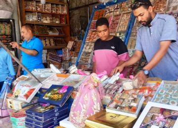 إعدام 90 كيلو أغذية مجهولة المصدر في حملات لضبط الأسواق بإدفو في أسوان