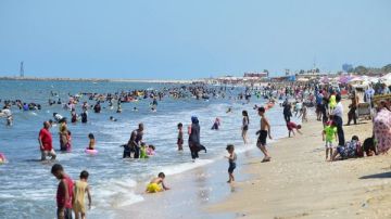 بورسعيد .. إقبال كبير من أبناء المحافظة وزوارها على الشواطئ