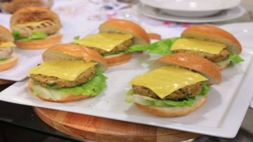 طريقة عمل البرجر الدجاج بأقل التكاليف طريقة عمل البرجر الدجاج بأقل التكاليف