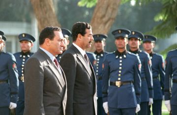 مصر.. علاء مبارك يشعل تفاعلا بفيديو لوالده عما قاله له صدام حسين قبل غزو الكويت