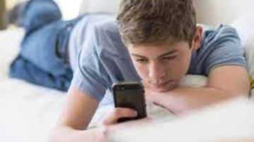 دراسة تحذر: استخدام الهاتف الذكي في سن مبكرة يدمر الصحة النفسية للأطفال