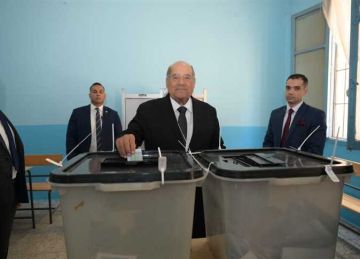  عرس ديمقراطي .. رئيس مجلس الشيوخ يدلي بصوته في الانتخابات بالمعادي