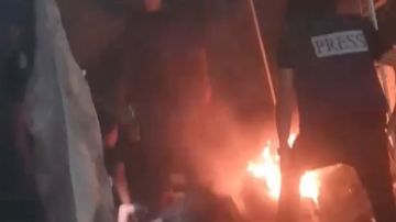 ارتفاع عدد شهداء غارة الاحتلال على خيمة الصحفيين أمام مستشفى الشفاء إلى سبعة ارتفاع عدد شهداء غارة الاحتلال على خيمة الصحفيين أمام مستشفى الشفاء إلى سبعة