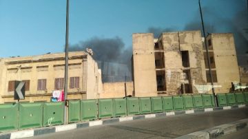 الأدخنة تغطي سماء وسط القاهرة.. اللقطات الأولى لحريق بولاق أبو العلا الأدخنة تغطي سماء وسط القاهرة.. اللقطات الأولى لحريق بولاق أبو العلا