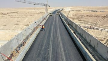 الوزير: كوبري خور مايو يتكون من 9 محاور بارتفاع 80 مترا.. صور