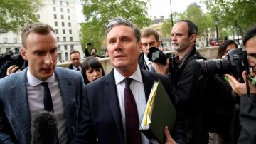 انتشار ملصقات لرئيس الوزراء البريطاني ووزير خارجيته تطالب بمحاكمتهما