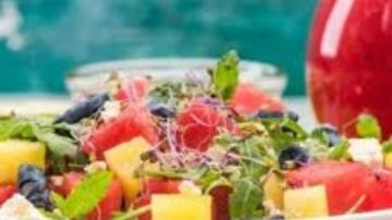 سلطات وشوربة ومقبلات باردة.. دليلك لأكلات لا تتعبك في الصيف