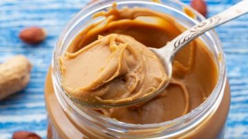 ماذا يحدث للجسم عند تناول زبدة الفول السوداني قبل النوم؟