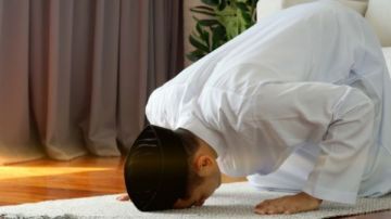 هل يجب كشف الجبهة في الصلاة؟ الإفتاء تجيب