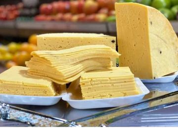 بديل اقتصادي للجبنة الرومي.. وصفة سهلة لساندوتشات المدرسة