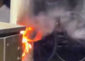 بسبب زيادة الأحمال.. اشتعال النيران في عمود إنارة بمحيط طريق الكباش في مدينة الأقصر