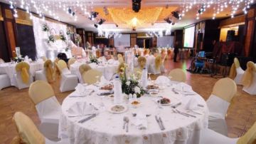 حكم اجتماع الرجال مع النساء في قاعات الأفراح.. الإفتاء يجوز بشروط